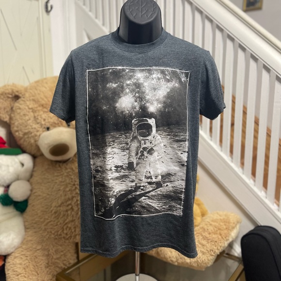 EUC Men’s Medium Rebels & Nomads T-shirt With Neil Armstrong Moon Landing Print - Picture 1 of 8